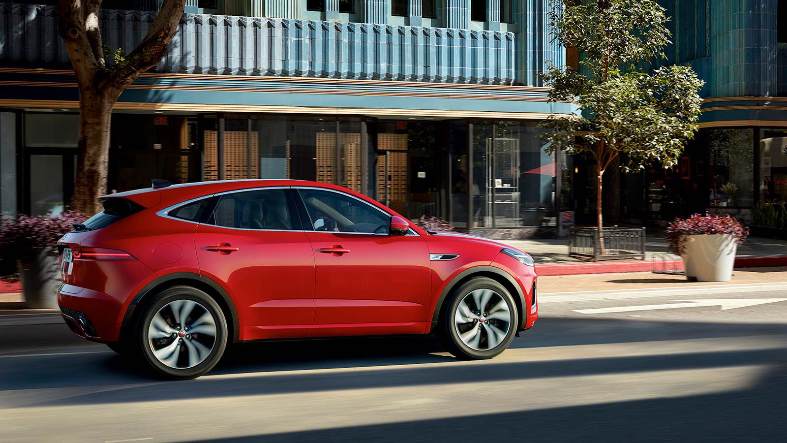 Jaguar E‑PACE в цвете Caldera Red.