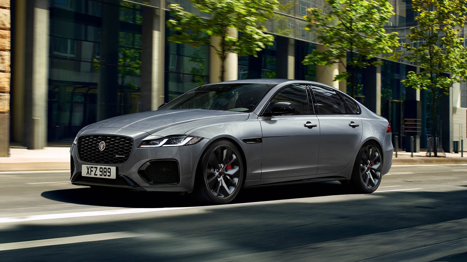 Седан Jaguar XF R-Dynamic в цвете Eiger Grey.